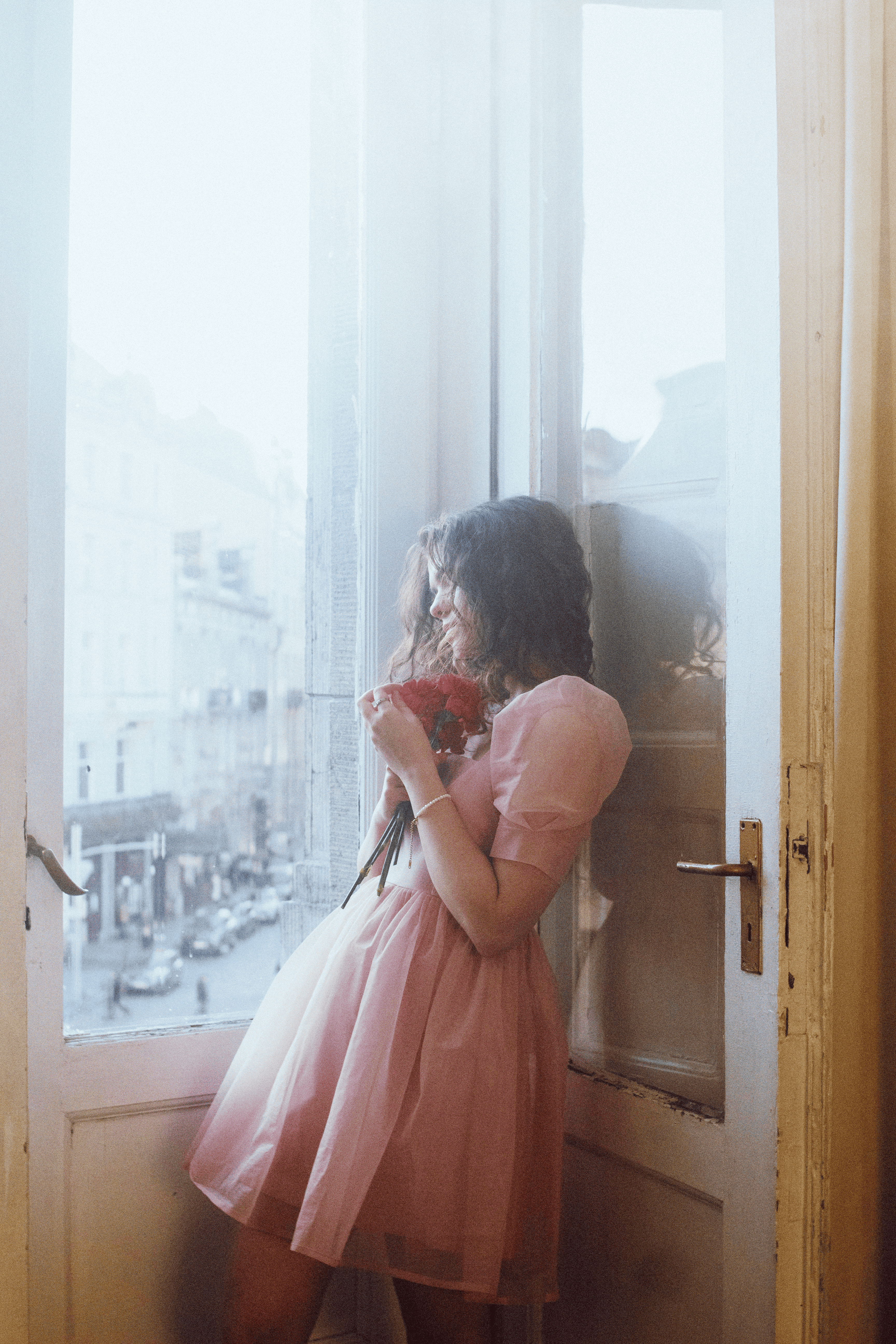 花を持つ女性